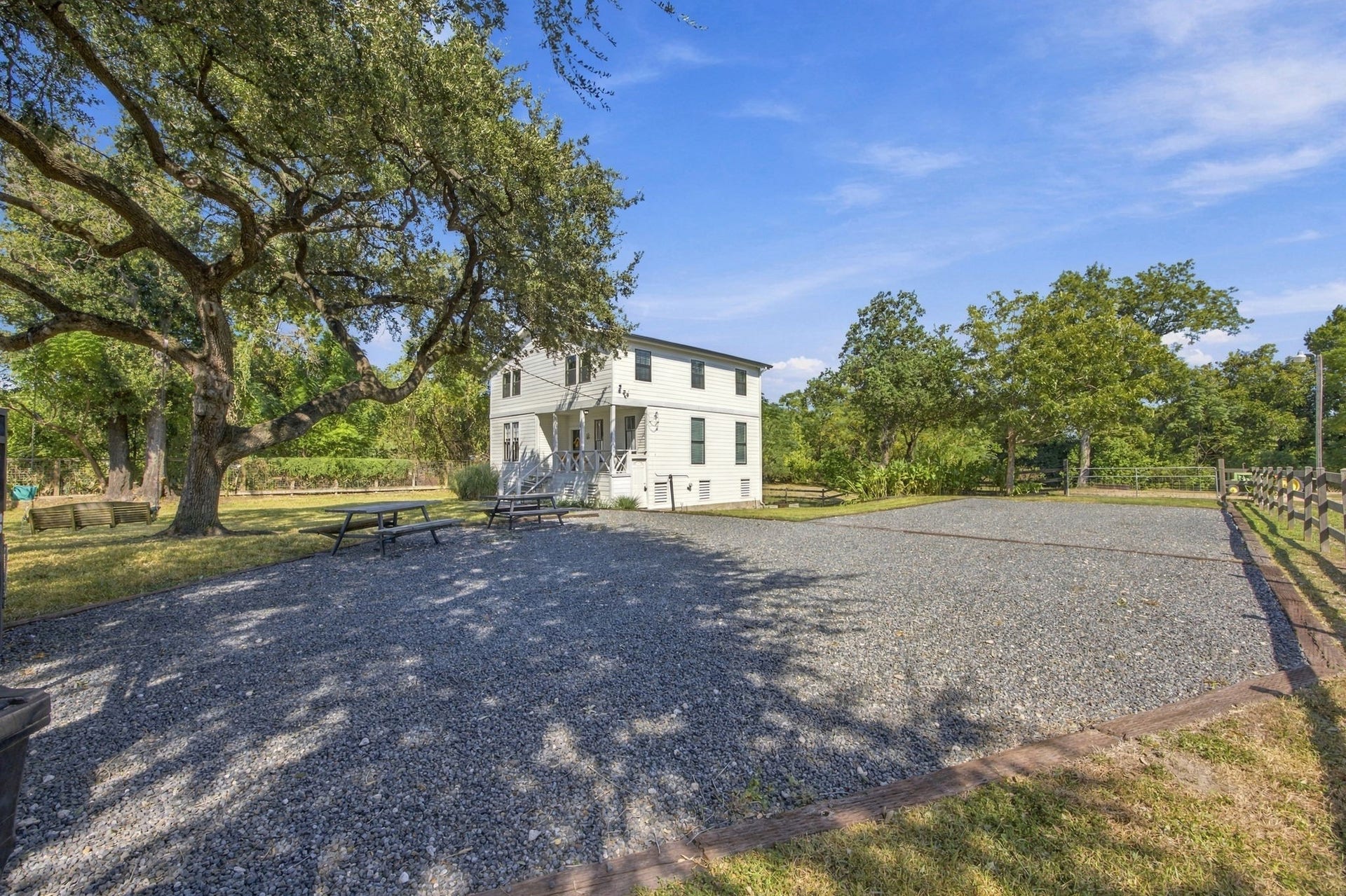 1808 Tabor Street, Houston, TX 77009 Large parking area with black star gravel