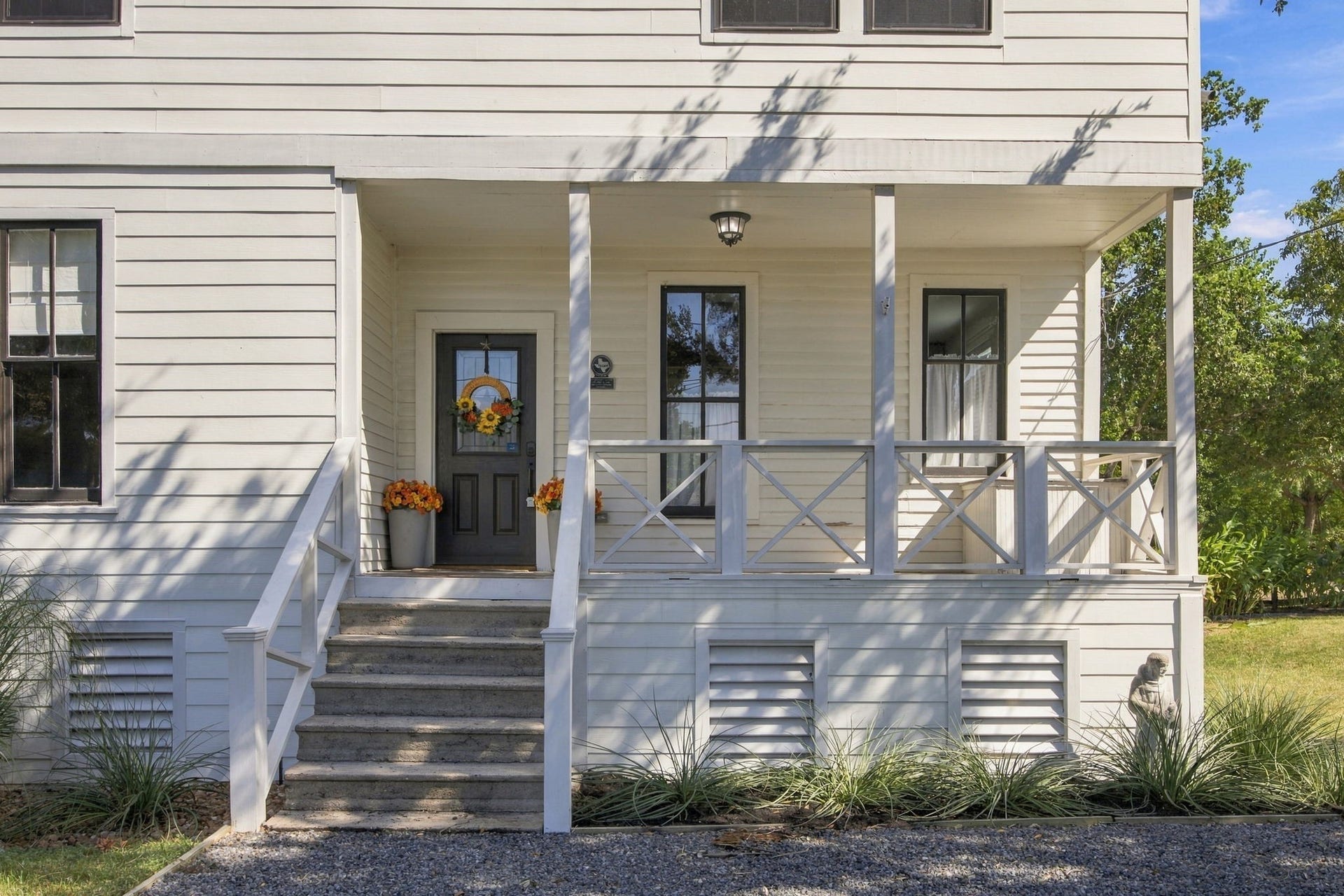1808 Tabor Street, Houston, TX 77009 Covered front patio.