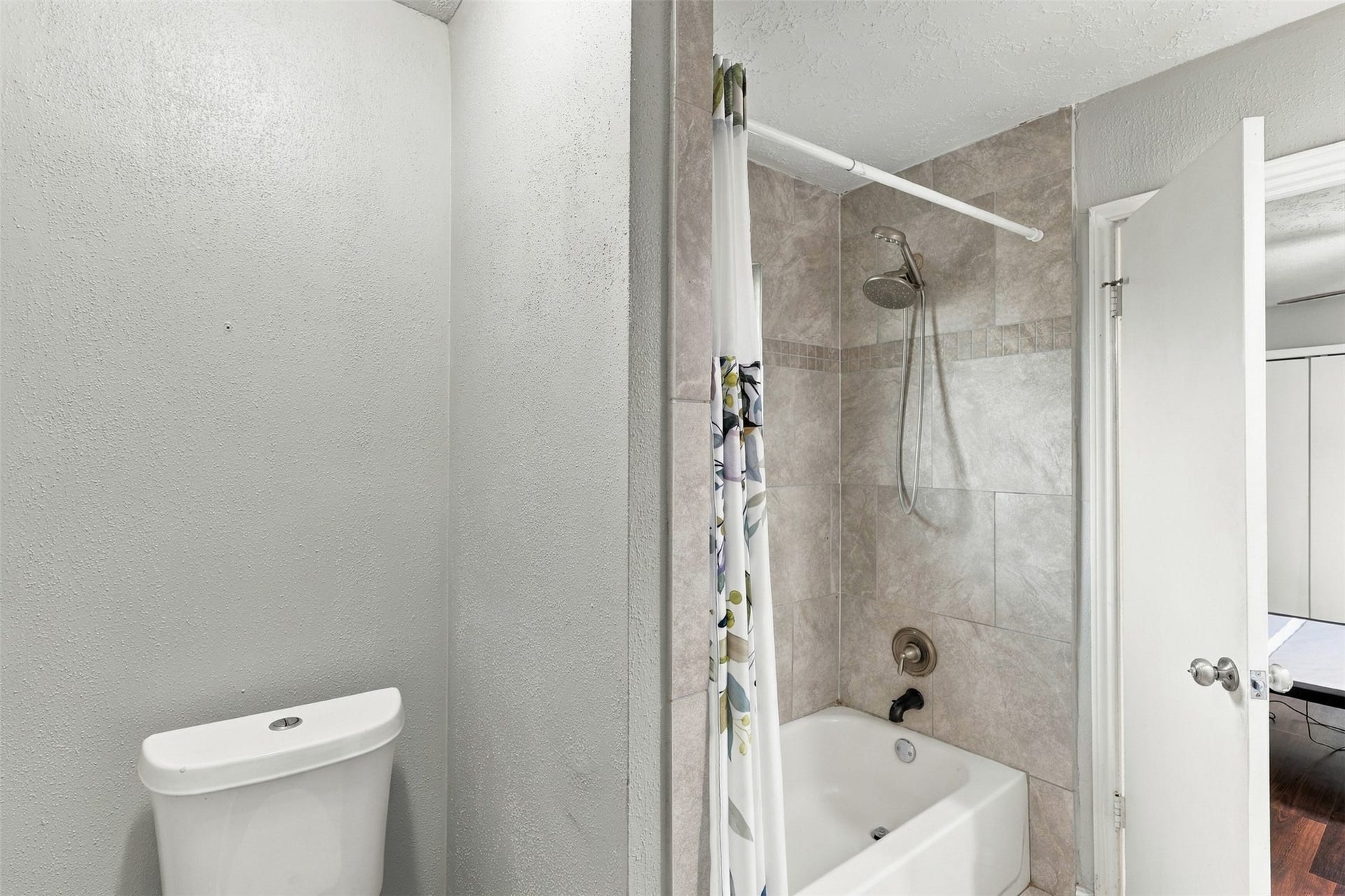 3011 Helmsley Drive, Pearland, TX 77584 An additional bathroom view highlights the tub/shower combination and tiled surround.