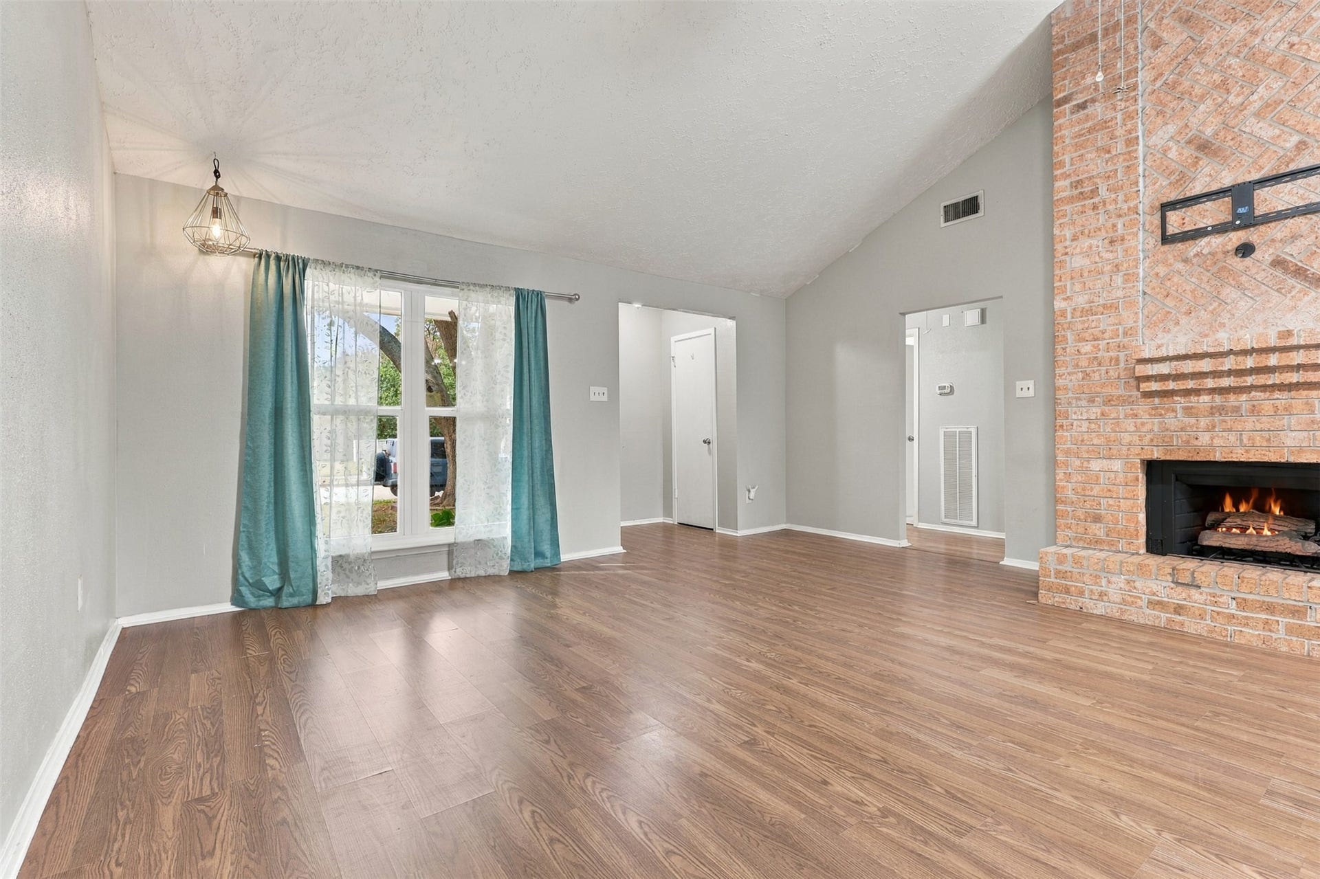 3011 Helmsley Drive, Pearland, TX 77584 Generous living area offers flexible furniture arrangements, with a vaulted ceiling and large window that welcome natural light.