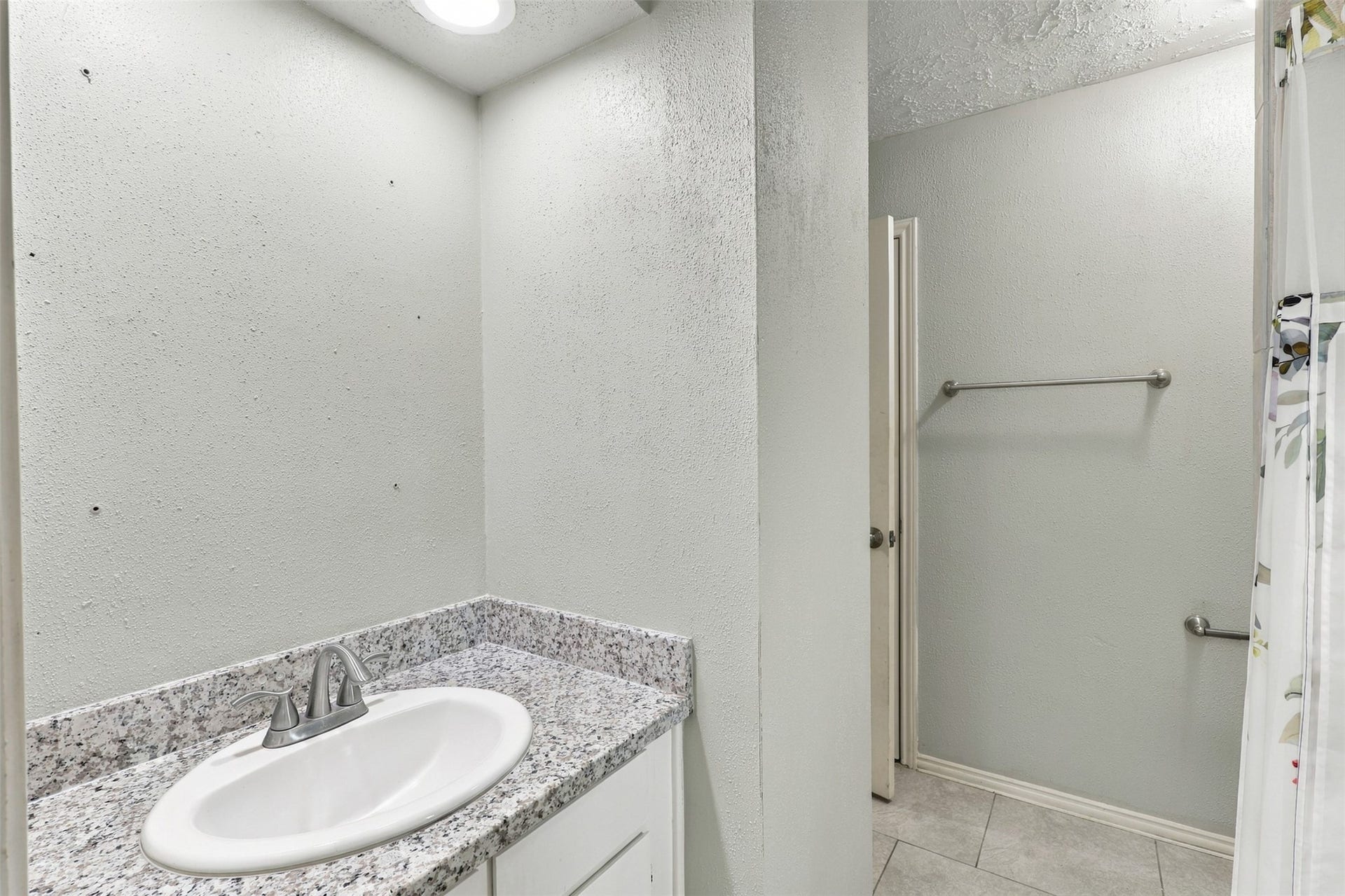 3011 Helmsley Drive, Pearland, TX 77584 Bathroom features a granite-topped vanity, a new mirror will be installed, and a tub/shower combination.