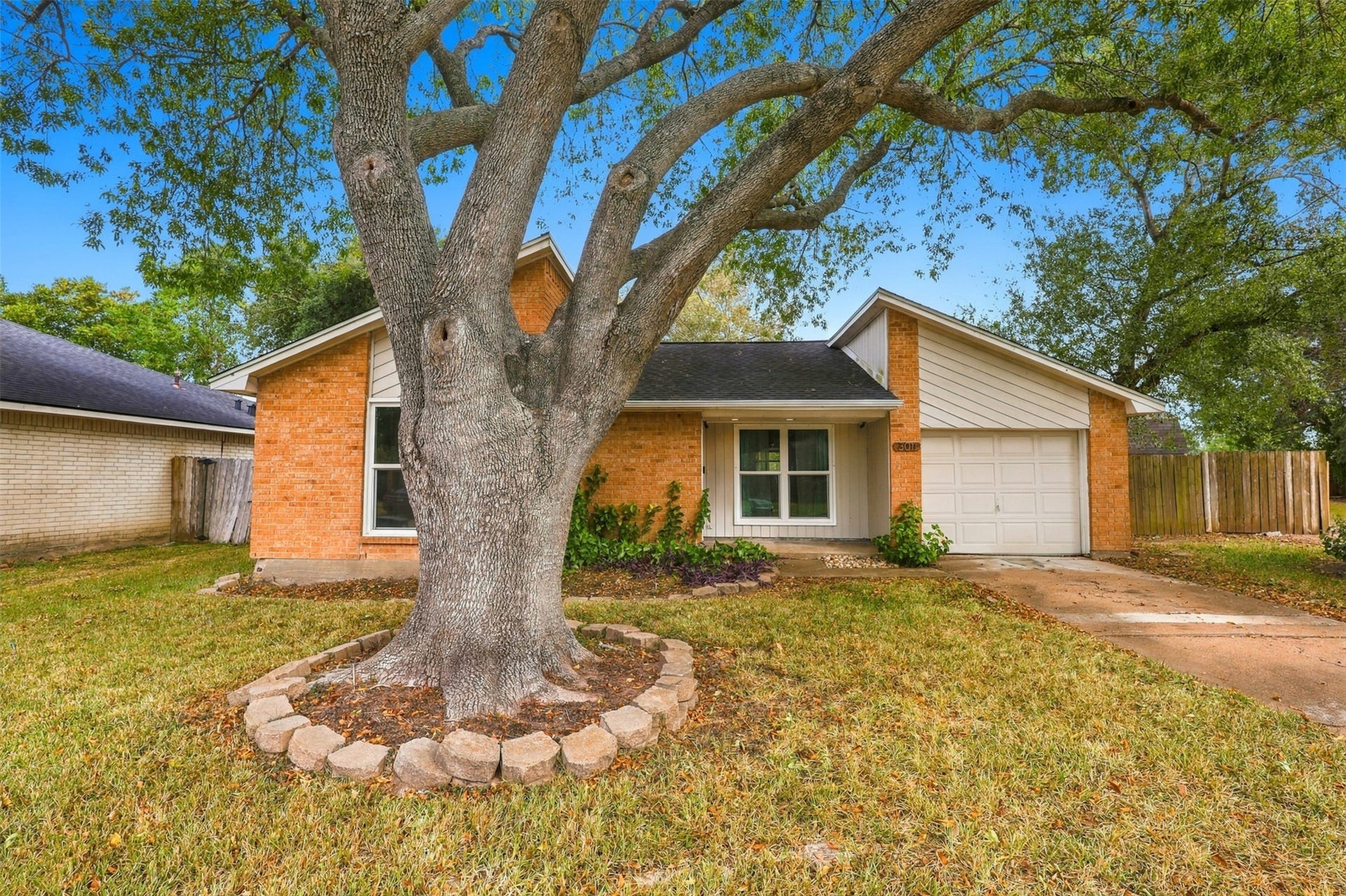 3011 Helmsley Drive, Pearland, TX 77584 Welcome to 3011 Helmsley! A mature shade tree and brick exterior create an inviting first impression.