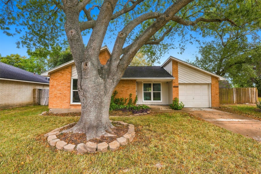 Property photo for 3011 Helmsley Drive, Pearland, TX