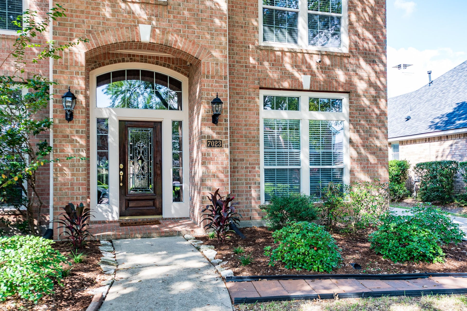 7023 Timber Edge Lane Lane, Humble, TX 77346 Gorgeous solid wood door with etched glass features.