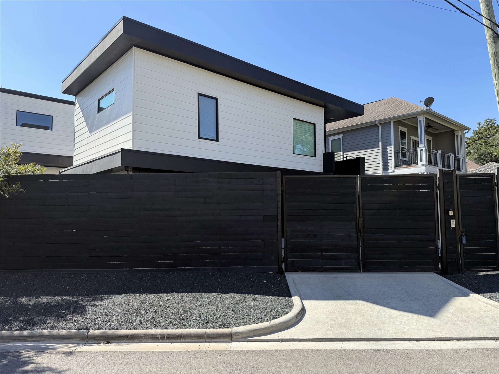 Beyond the remoted controlled gate, enjoy your own space in this spacious free-standing garage apartment!