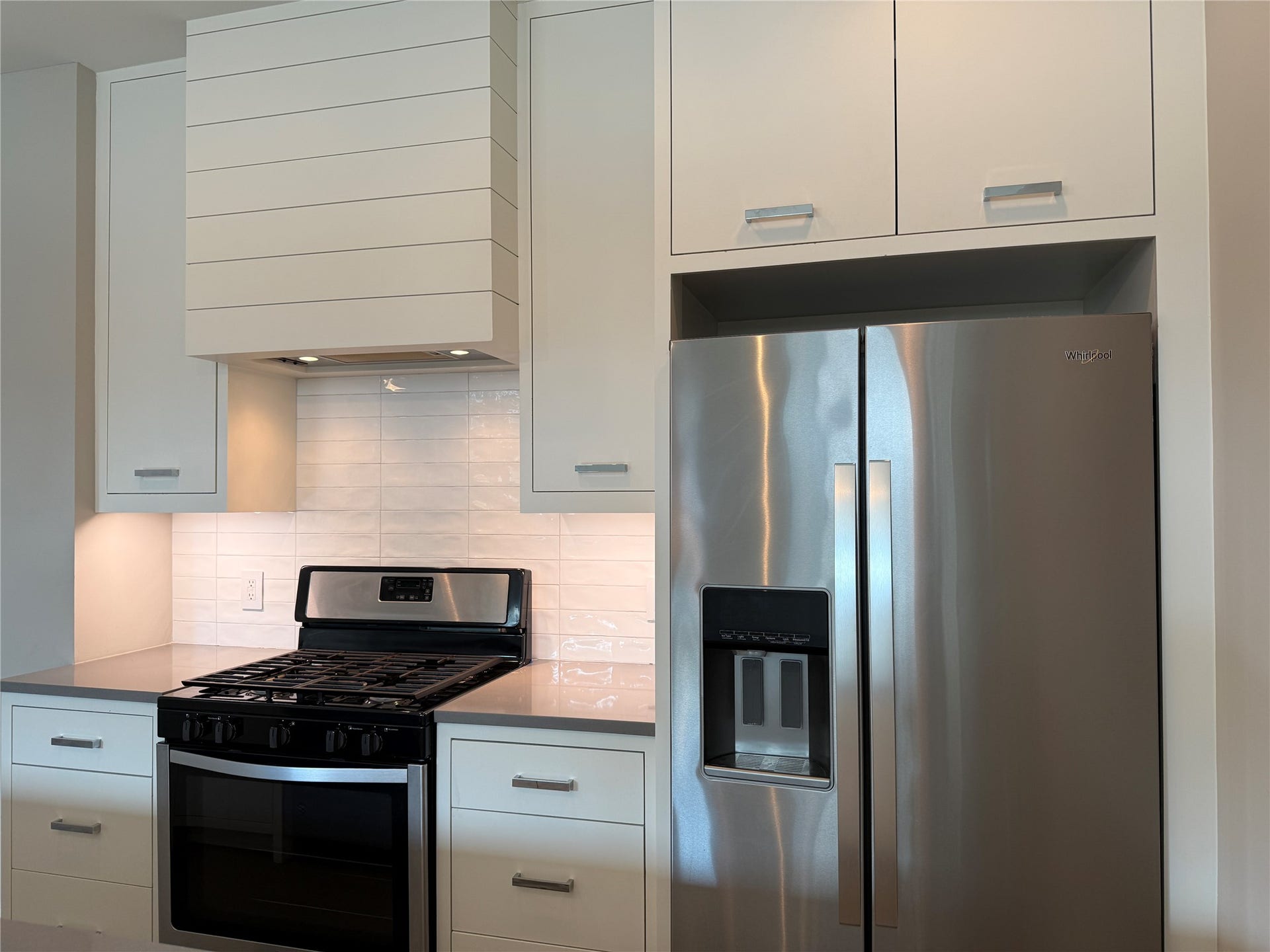 Gas range! Refrigerator with in-door ice/water service.
