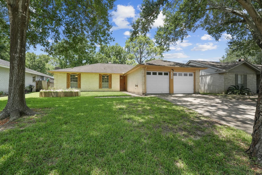 Property photo for 16306 Forest Bend Avenue, Friendswood, TX