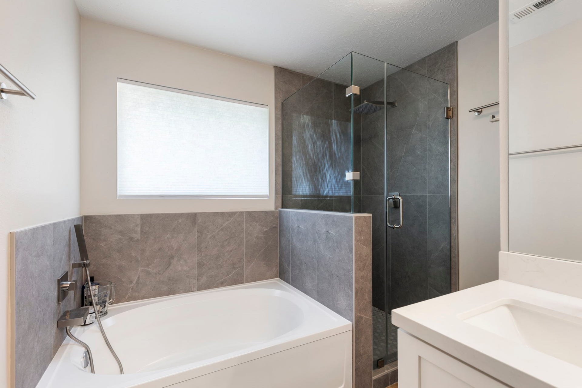 15 Green Slope Place, The Woodlands, TX 77381 Primary Bathroom