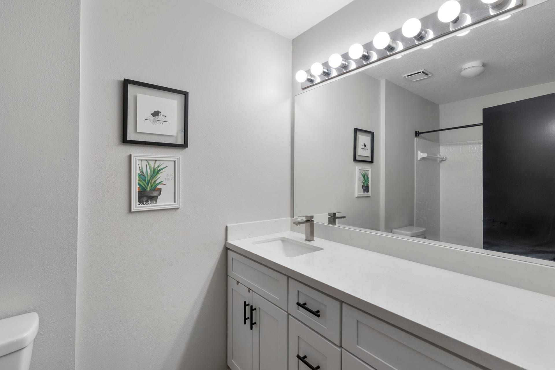 15 Green Slope Place, The Woodlands, TX 77381 Secondary Bathroom