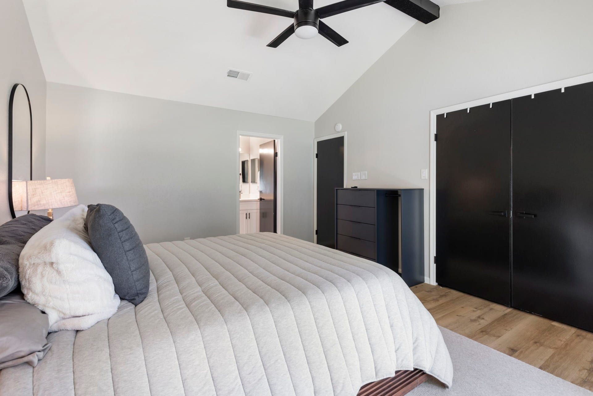 15 Green Slope Place, The Woodlands, TX 77381 Primary Bedroom