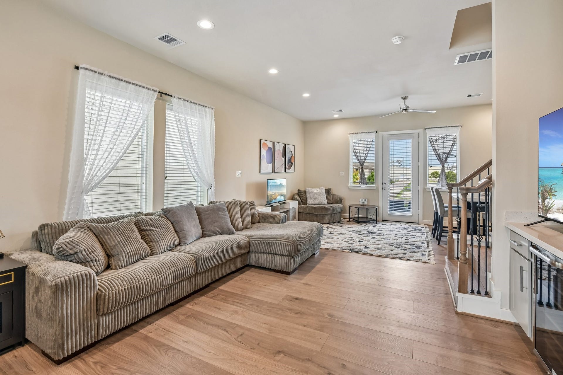 6314 Chelsea Falls Lane, Houston, TX 77008 Plenty of sitting space and natural light to entertain guests