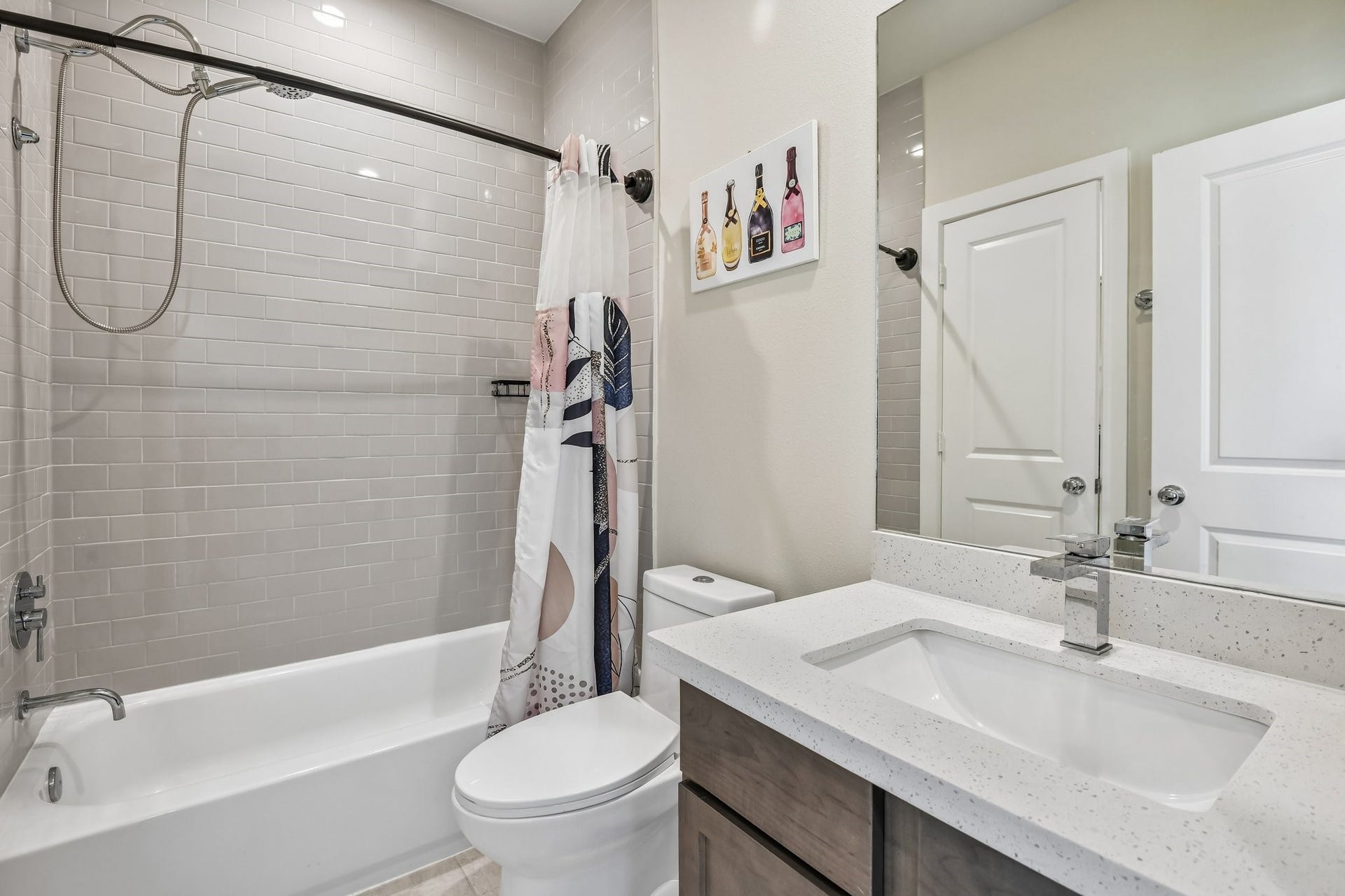 6314 Chelsea Falls Lane, Houston, TX 77008 Private bathroom located in the second bedroom on the third floor