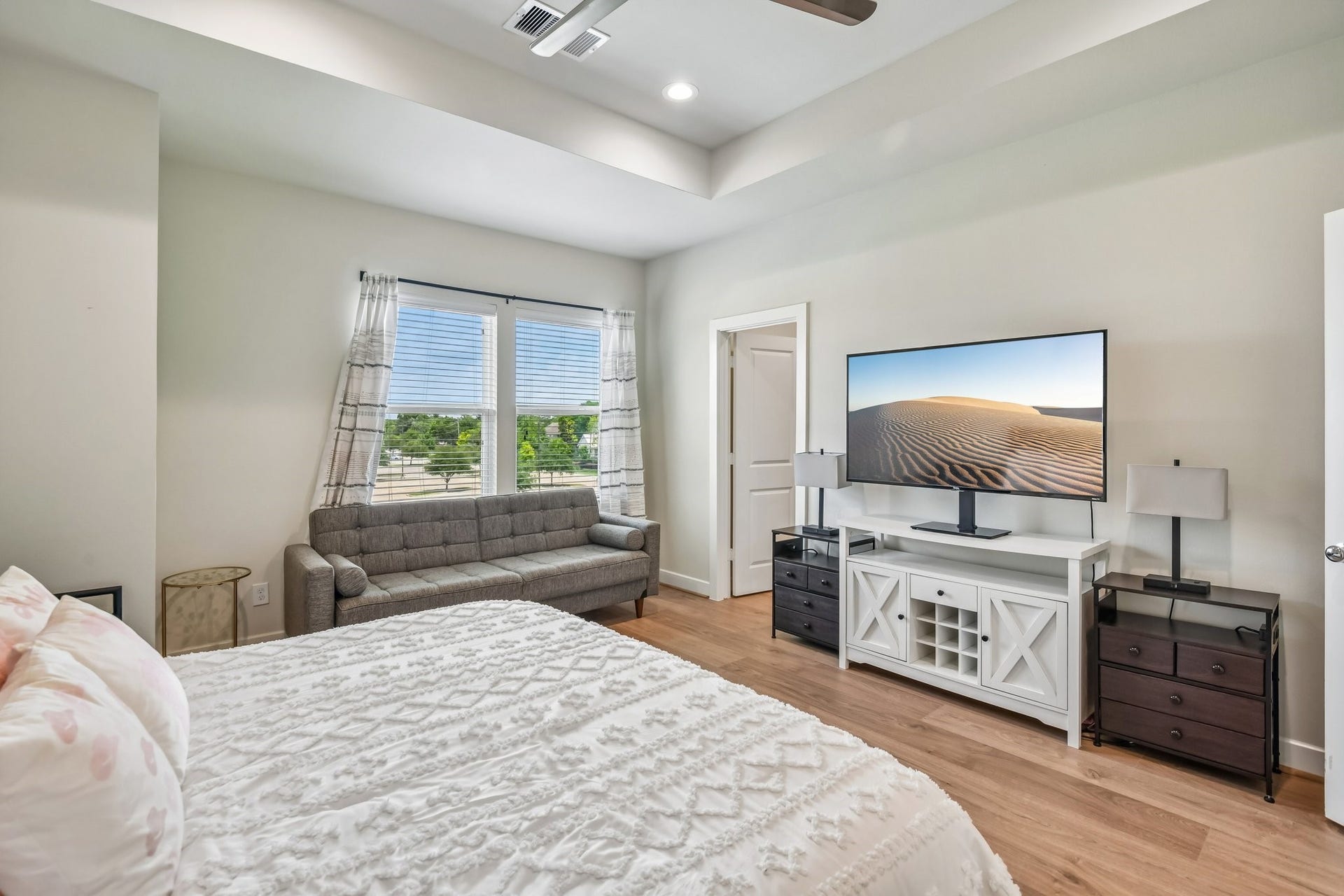 6314 Chelsea Falls Lane, Houston, TX 77008 Huge primary bedroom!