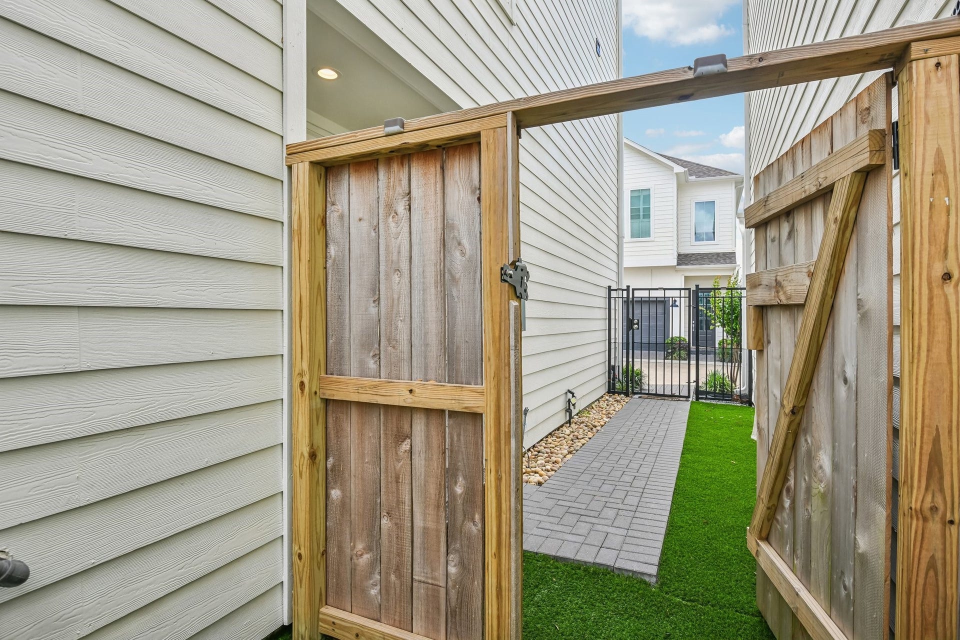 6314 Chelsea Falls Lane, Houston, TX 77008 More space!