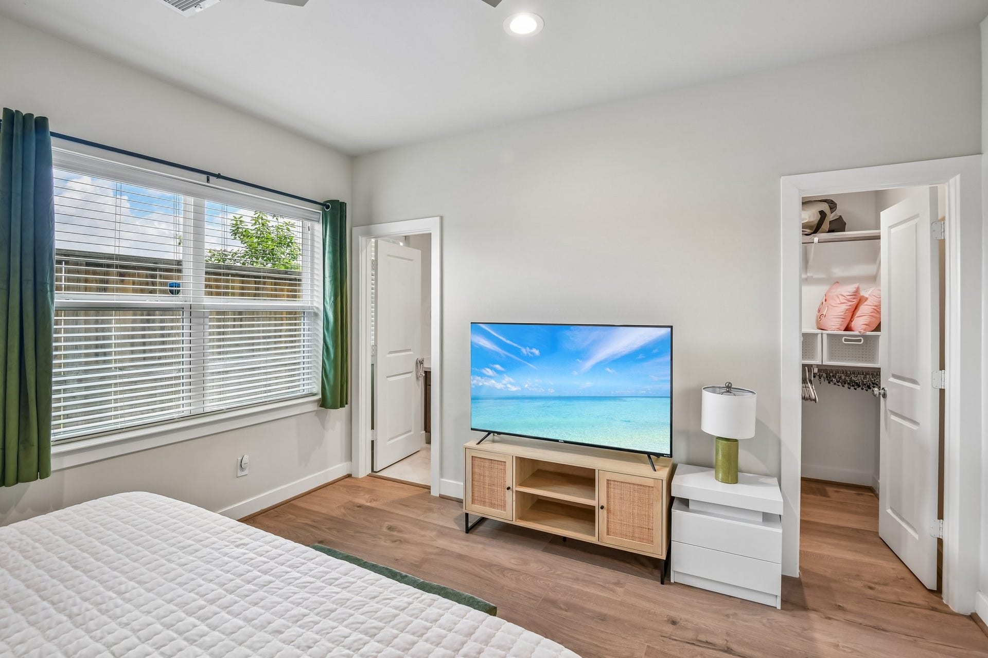 6314 Chelsea Falls Lane, Houston, TX 77008 Large bedroom located on first floor
