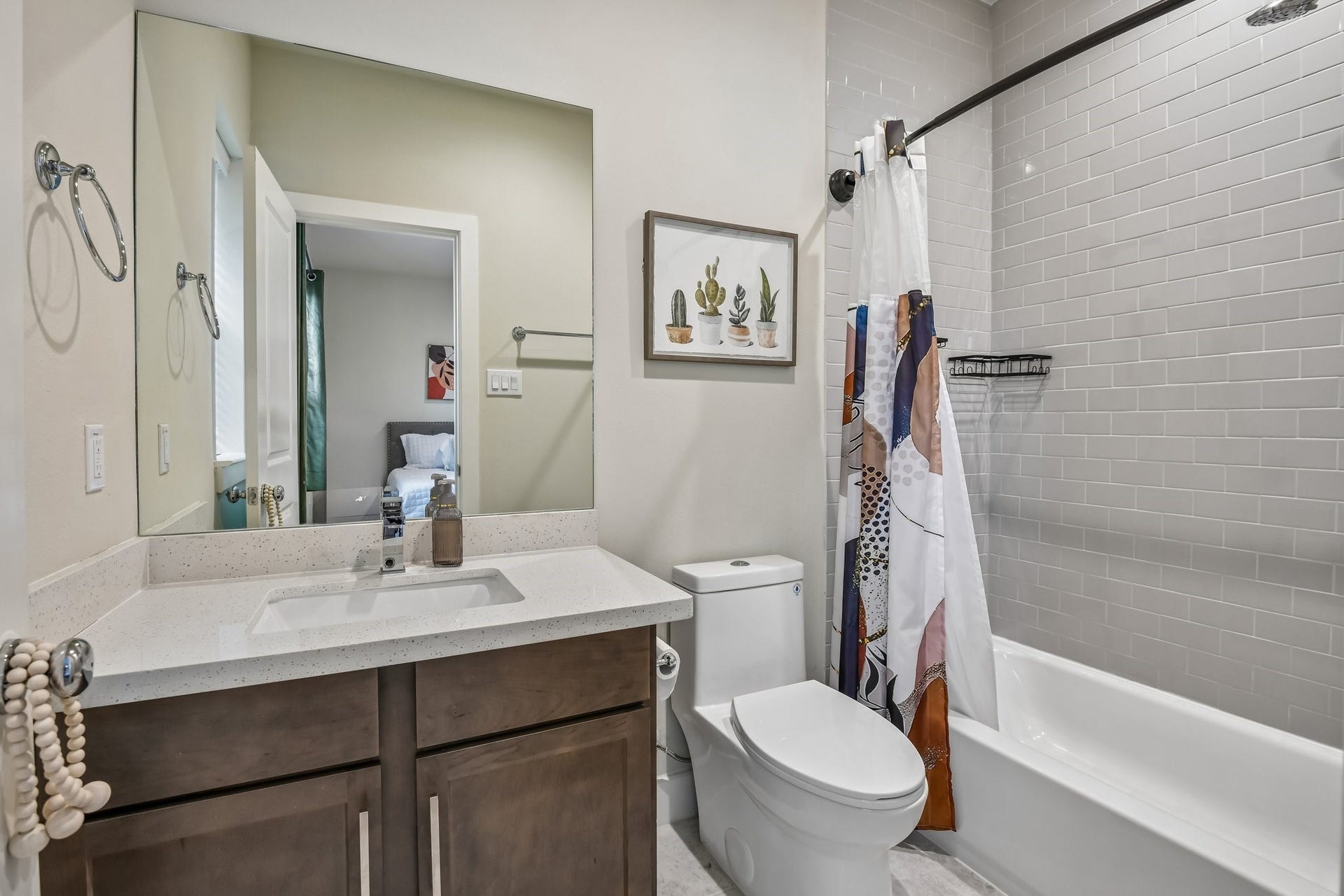 6314 Chelsea Falls Lane, Houston, TX 77008 Private bathroom located in bedroom on the first floor