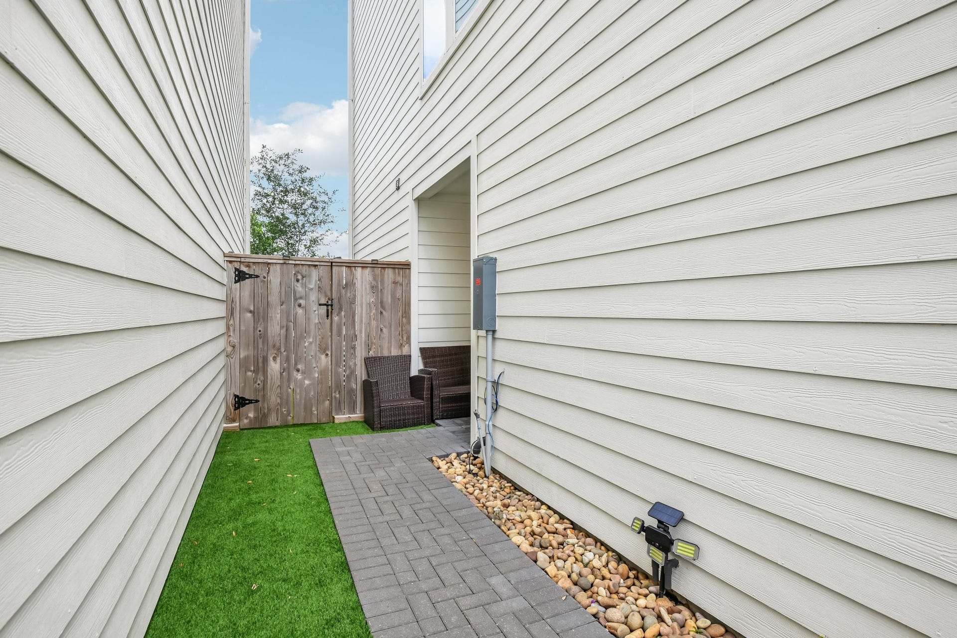 6314 Chelsea Falls Lane, Houston, TX 77008 Gated entrance