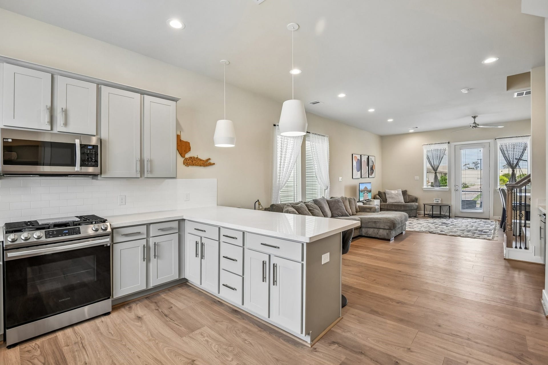 6314 Chelsea Falls Lane, Houston, TX 77008 Kitchen overlooking living space