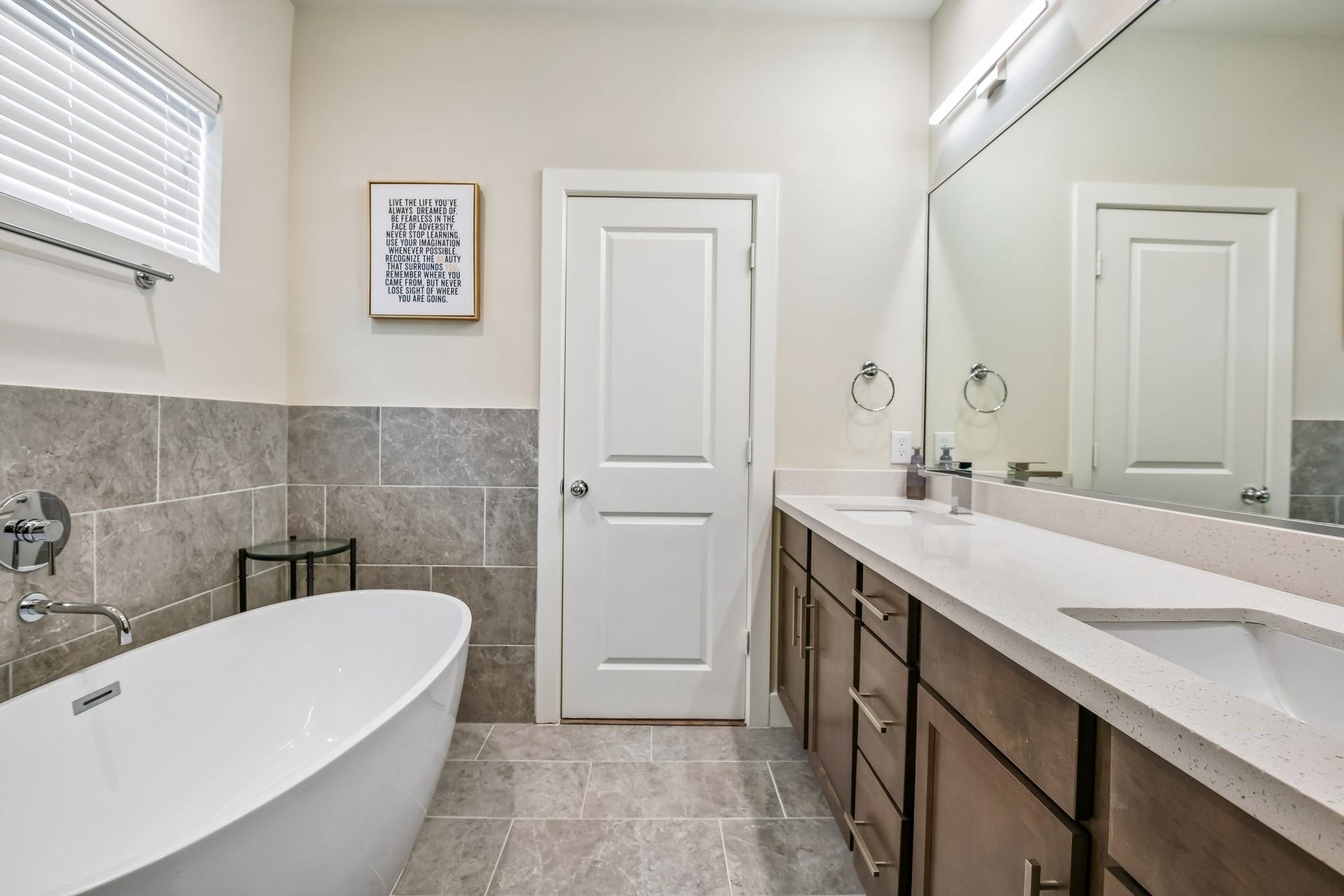 6314 Chelsea Falls Lane, Houston, TX 77008 Beautiful primary en-suite
