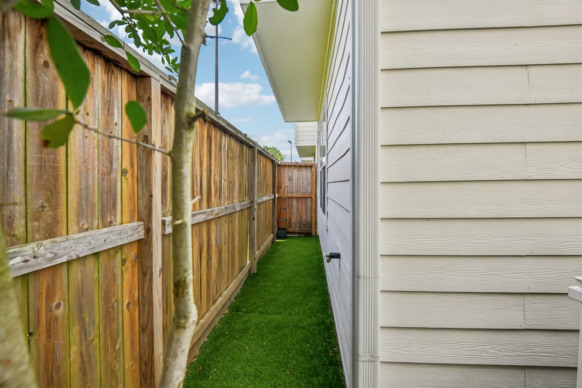 6314 Chelsea Falls Lane, Houston, TX 77008 Back yard space
