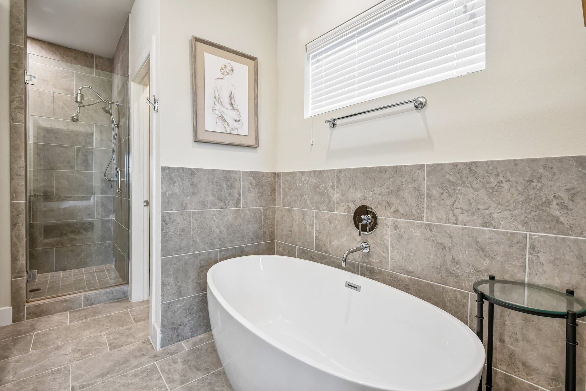6314 Chelsea Falls Lane, Houston, TX 77008 Beautiful primary en-suite