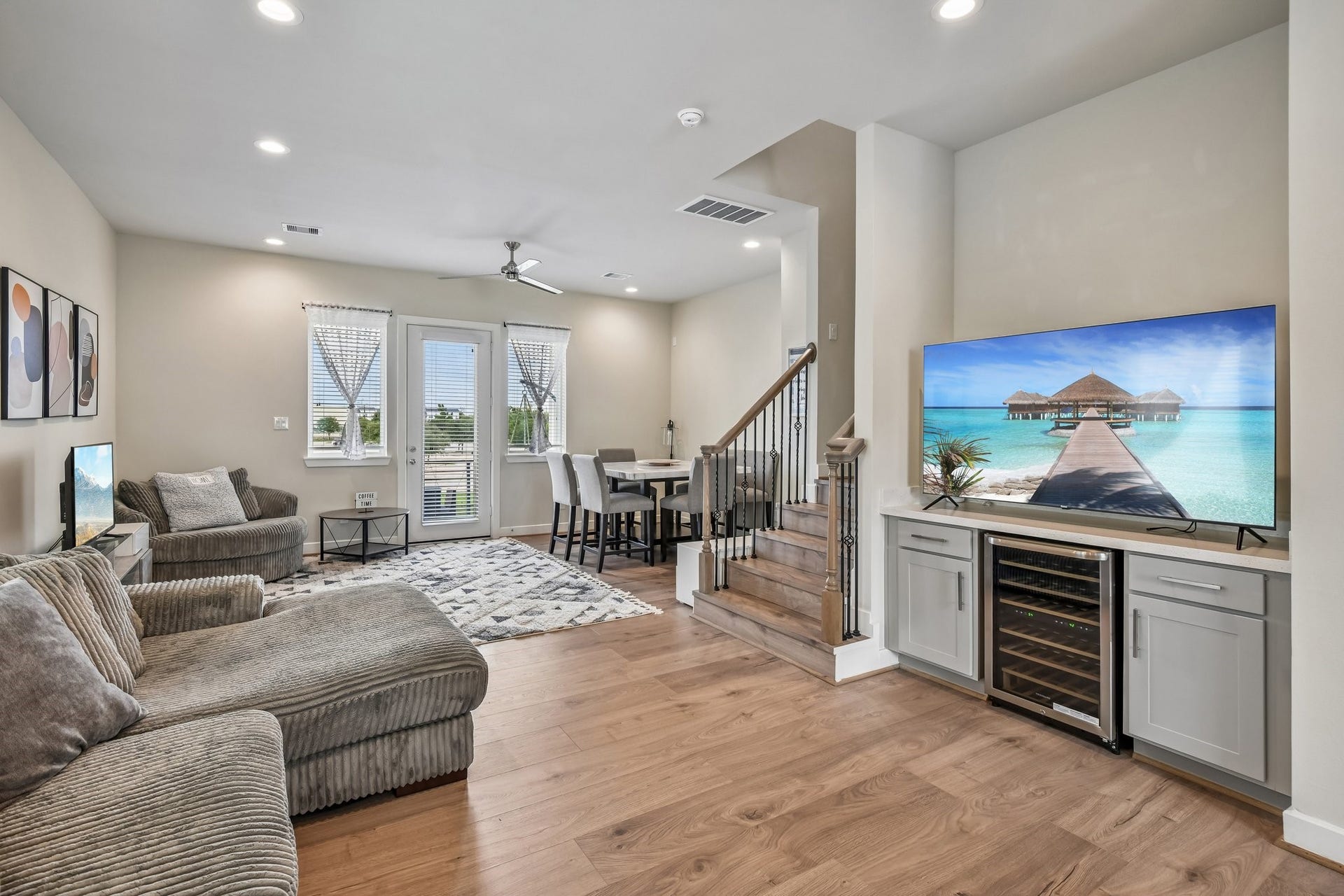 6314 Chelsea Falls Lane, Houston, TX 77008 Great natural lighting