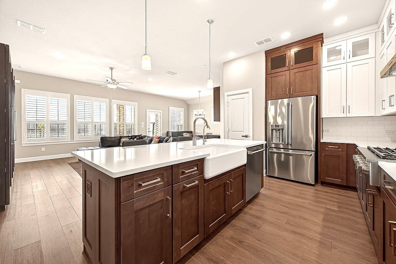 10010 Starry Night Lane, Manvel, TX 77578 Open concept floor plan , large central island kitchen with oversize single basin sink , pendant lighting