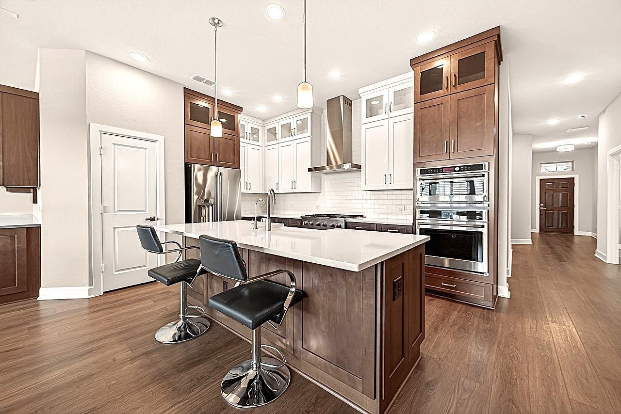 10010 Starry Night Lane, Manvel, TX 77578 Beautiful DESIGNER kitchen with floor to ceiling cabinets in dual finish upgrade