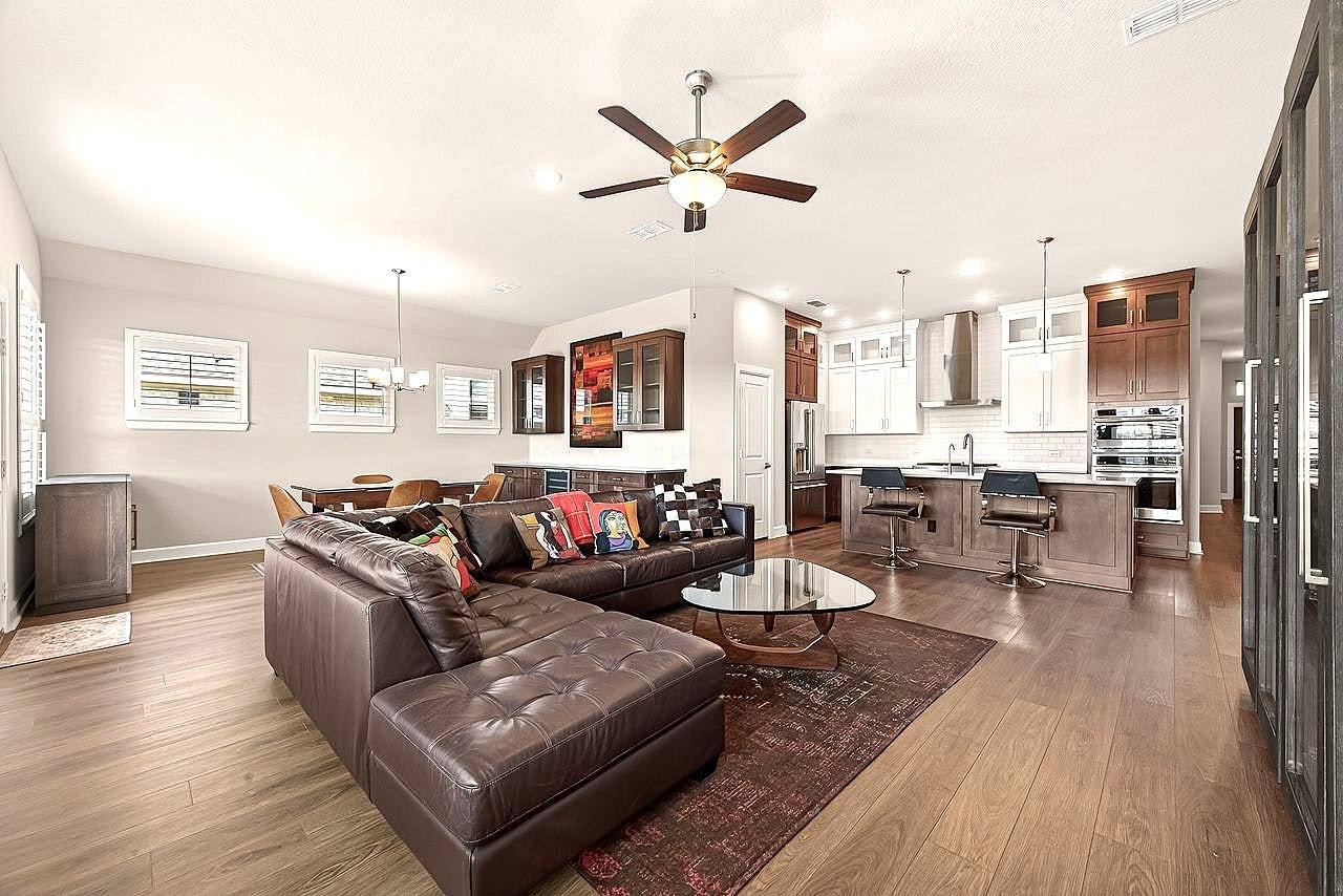 10010 Starry Night Lane, Manvel, TX 77578 High ceilings, recessed lighting and beautiful continuous flooring through all living spaces