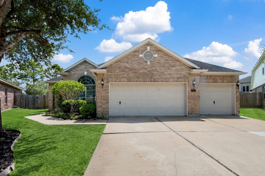 Property photo for 2909 Castleton Bay Lane, Pearland, TX