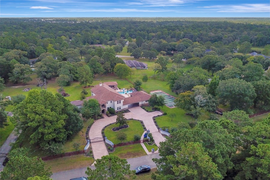 Property photo for 20 Lakefield Boulevard, Magnolia, TX