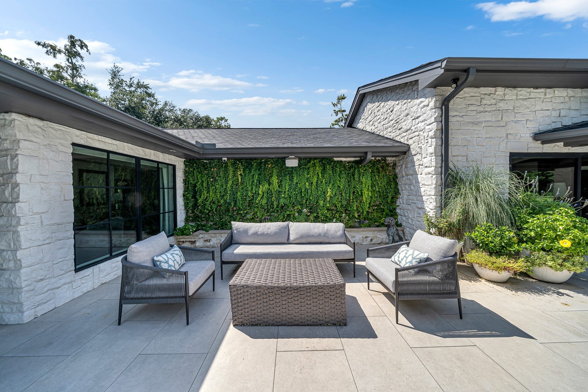 Additoanl outdoor seating for enjoyment.