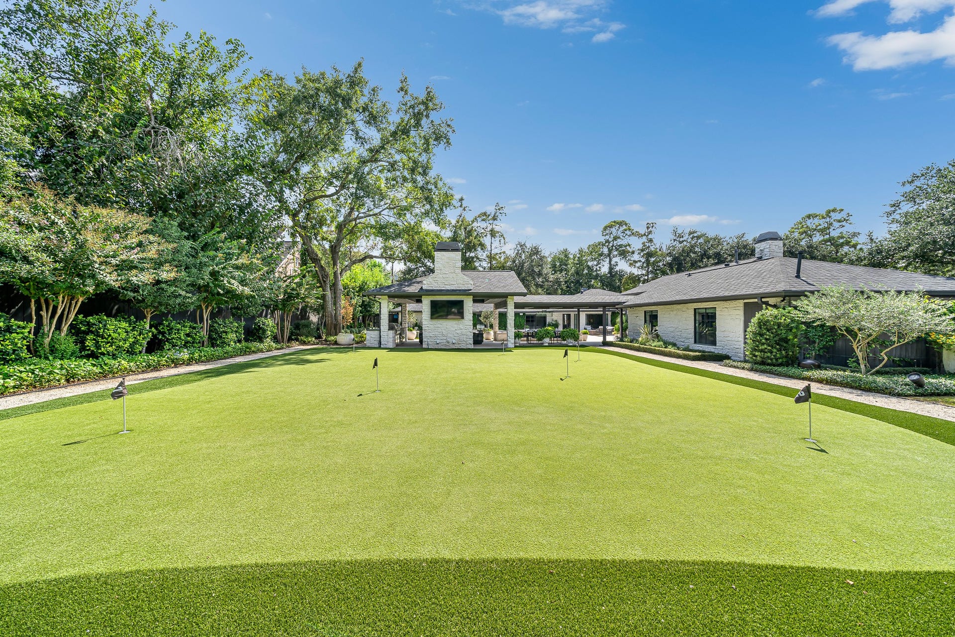 Designed for both casual or serious practice, this putting green brings elevated golf experience to the backyard.