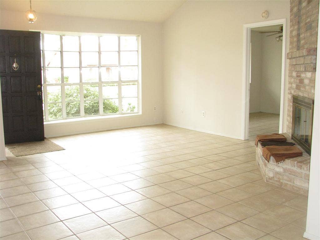 13303 Bassford Drive, Houston, TX 77083 living room