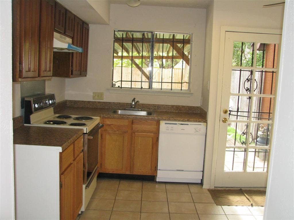 13303 Bassford Drive, Houston, TX 77083 kitchen
