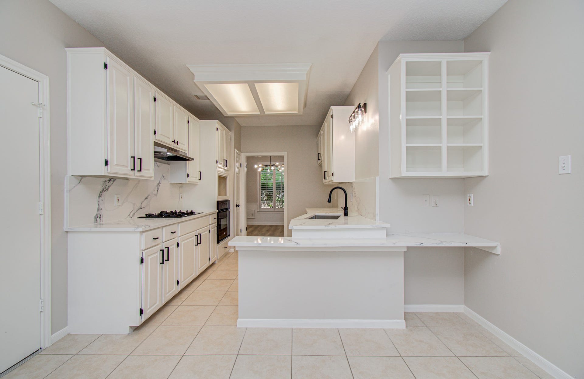 2934 Plantation Wood Lane, Missouri City, TX 77459 Freshly renovated kitchen with Quartz countertop and backsplash