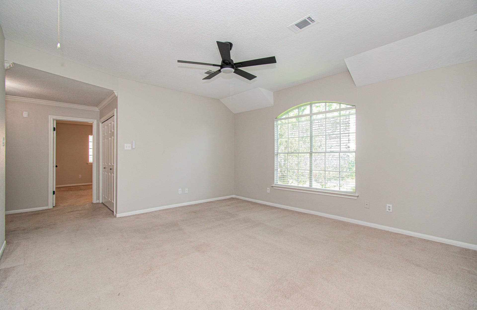 2934 Plantation Wood Lane, Missouri City, TX 77459 Spacious and versatile upstairs game room