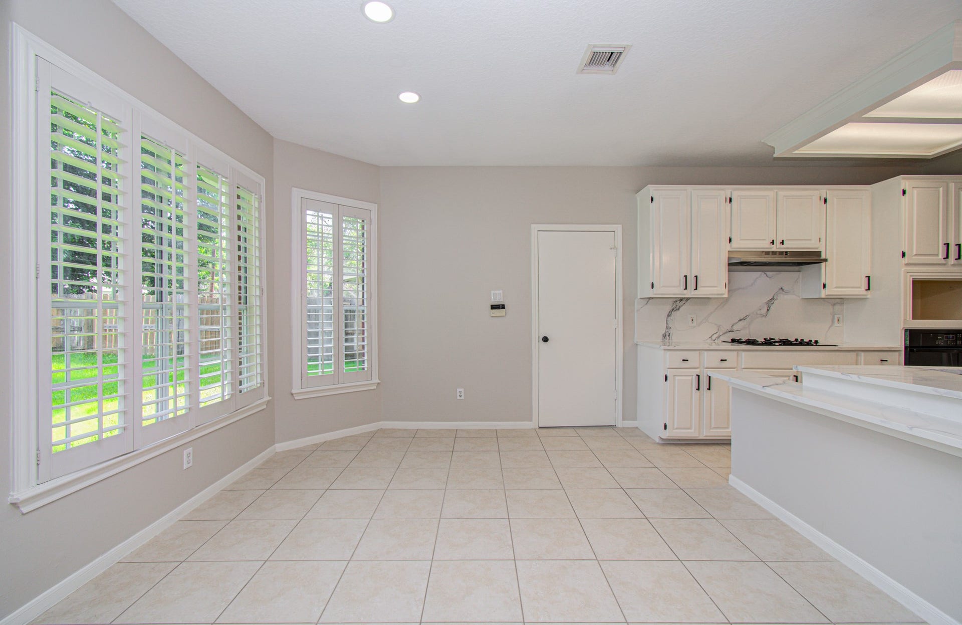 2934 Plantation Wood Lane, Missouri City, TX 77459 Breakfast area with newly added recessed lights