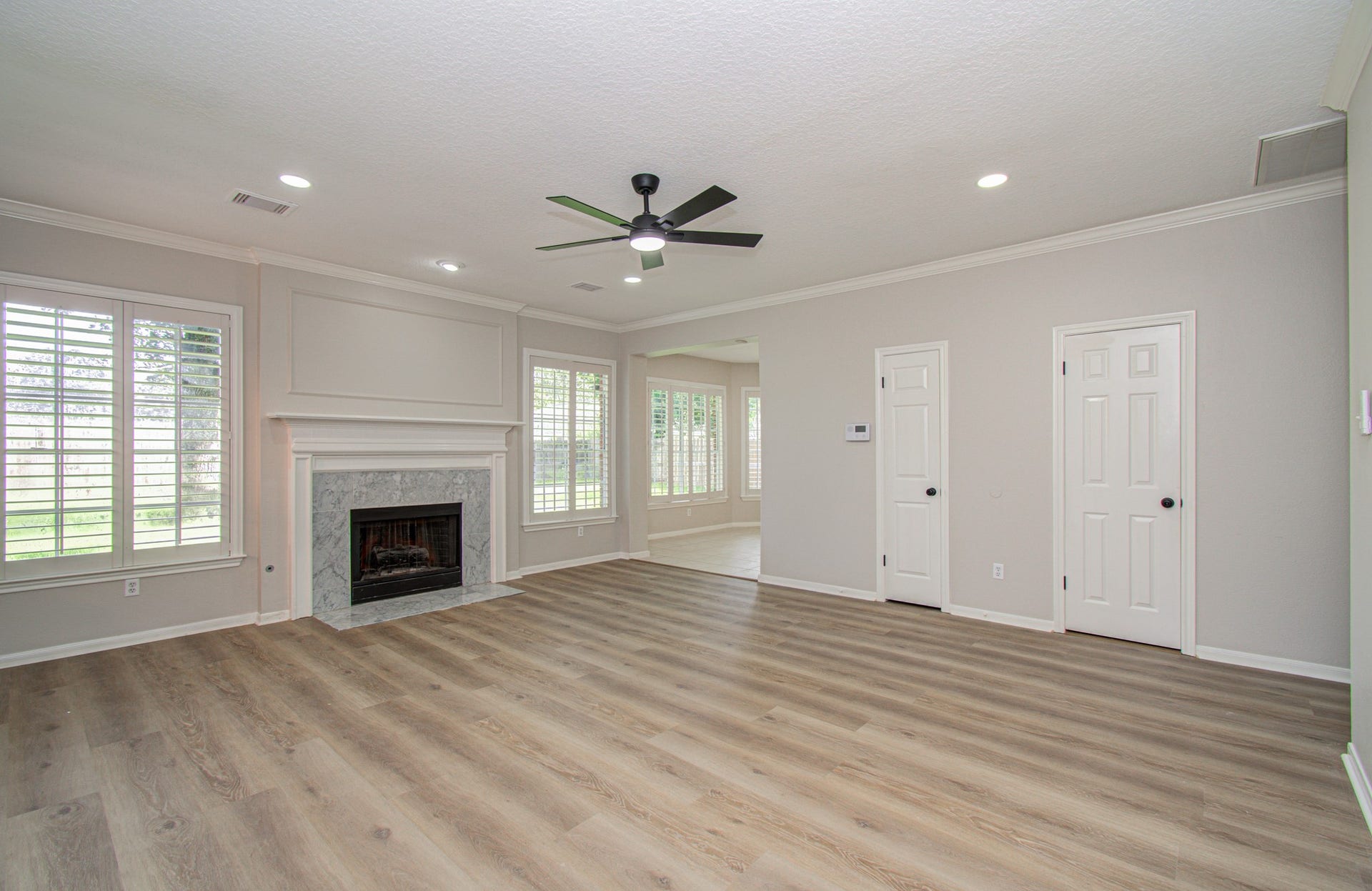 2934 Plantation Wood Lane, Missouri City, TX 77459 Cozy and spacious living room with new ceiling fan, new LVP and fireplace.