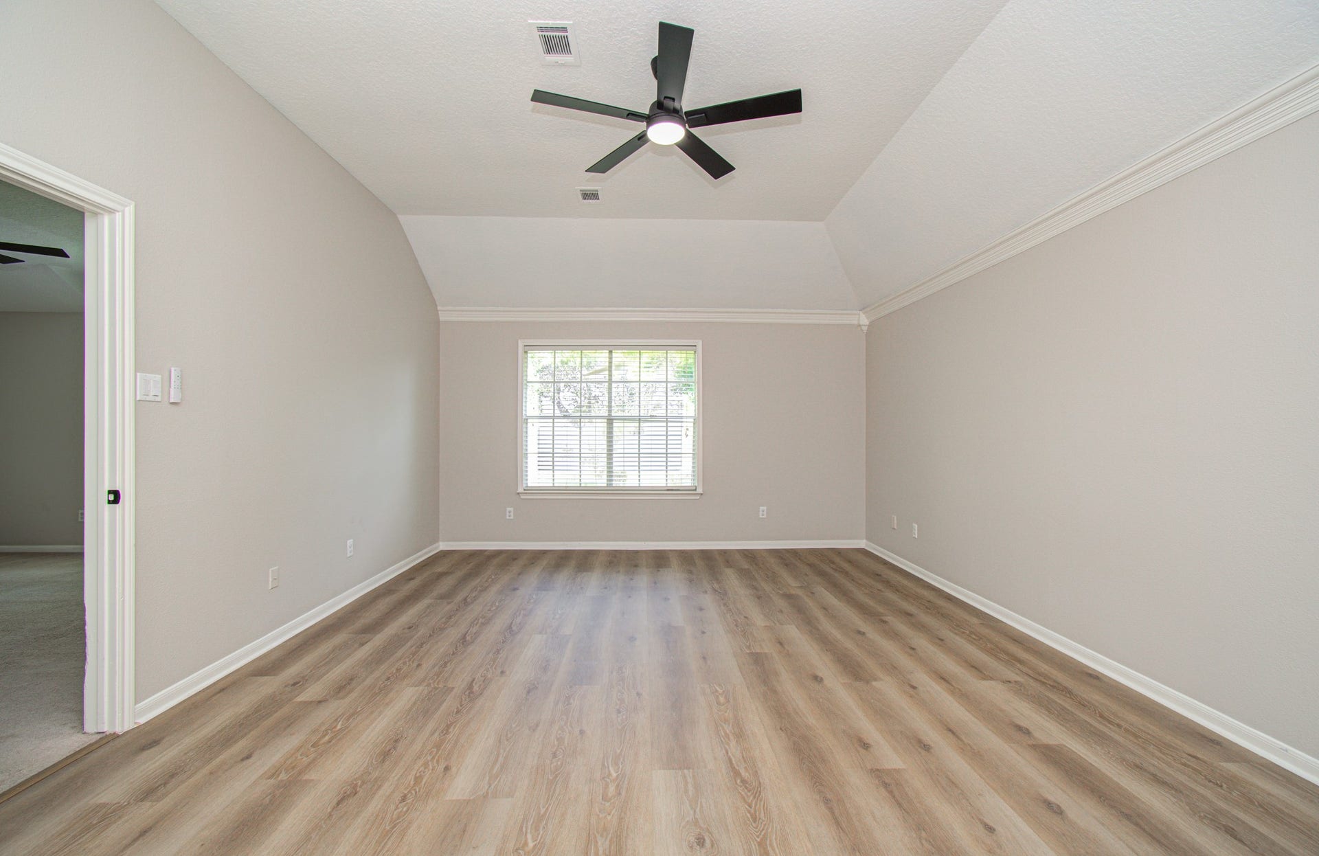 2934 Plantation Wood Lane, Missouri City, TX 77459 Spacious Primary bedroom with high ceilings and LVP floors