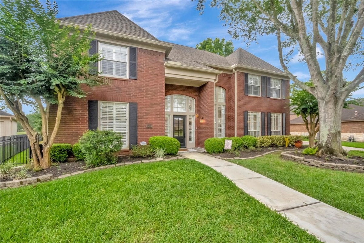 2116 Firestone Court, League City, TX 77573 Welcome to 2116 Firestone Ct, located on the 7th tee at South Shore Harbour Golf Course! 4 bedroom, 3.5 bath home with pool & spa & golf course views!