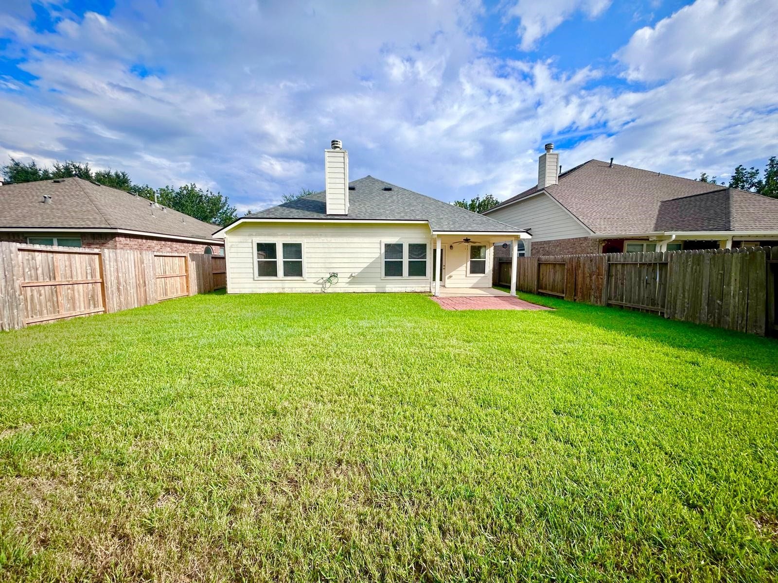 25918 Silver Timbers Lane, Katy, TX 77494 Enjoy a spacious backyard with a lush green lawn and privacy fence, perfect for outdoor activities and relaxation.