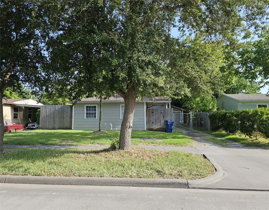 Property photo for 1107 9th Avenue N, Texas City, TX