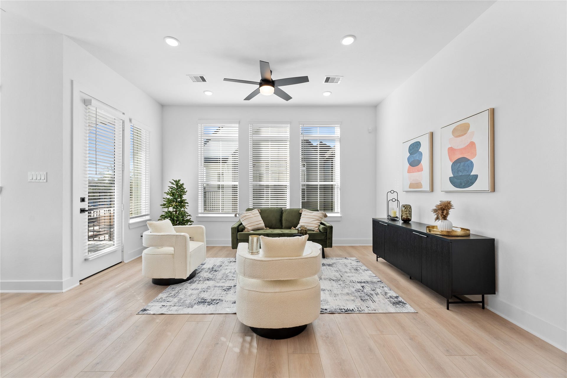3107 Jensen Dr, #B, Houston, TX 77026 Living room