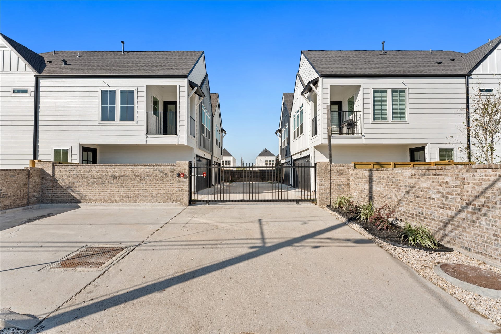 3107 Jensen Dr, #B, Houston, TX 77026 Welcome to Jensen Villas: a beautiful community of 12 stunning, stand-alone 2-story homes in a private gated community.