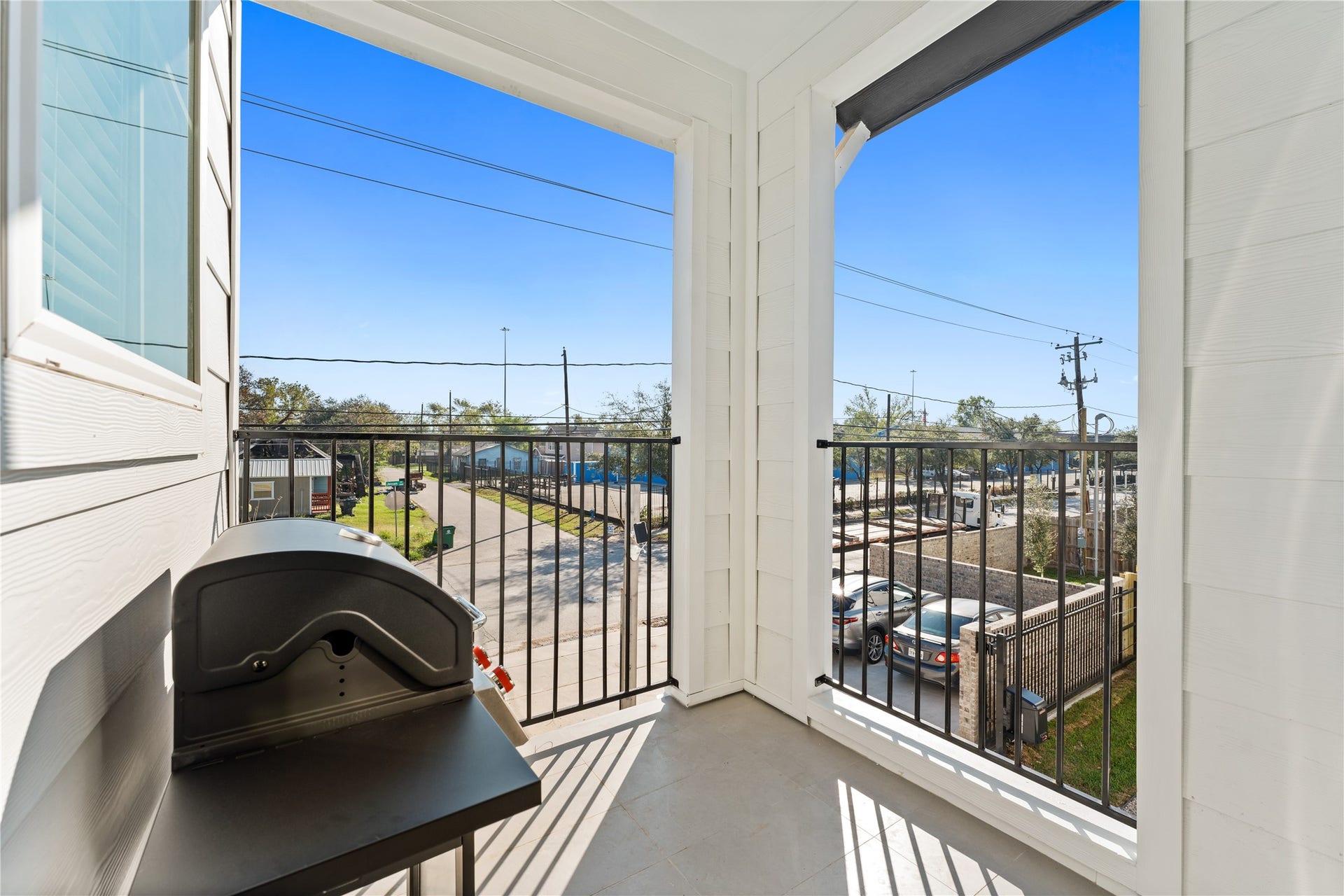 3107 Jensen Dr, #B, Houston, TX 77026 2nd floor balcony
