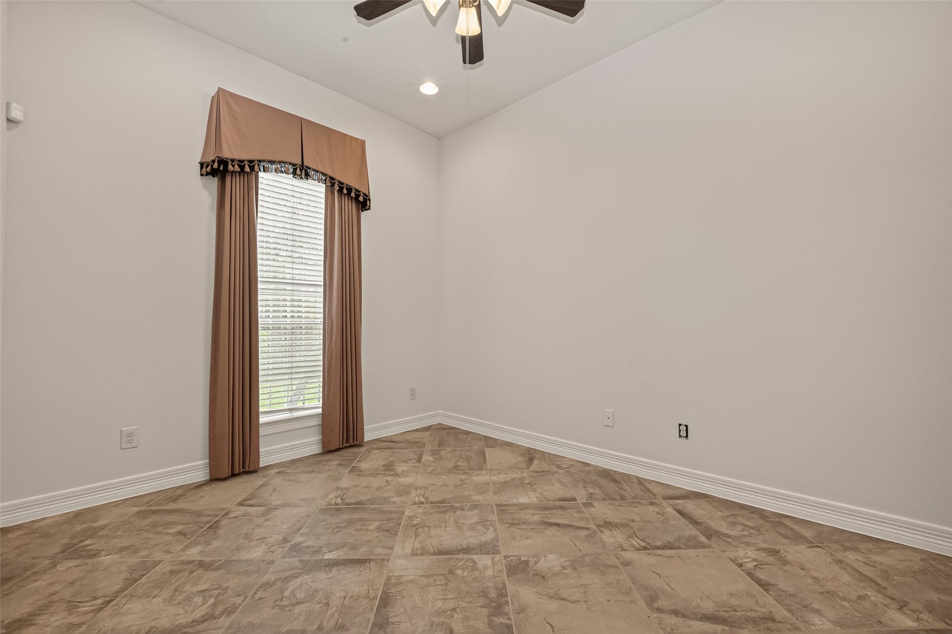 1814 Bartrum Street, Sugar Land, TX 77479 Spacious room with elegant tile flooring, neutral walls, and convenient access to a bathroom featuring stylish tile work.