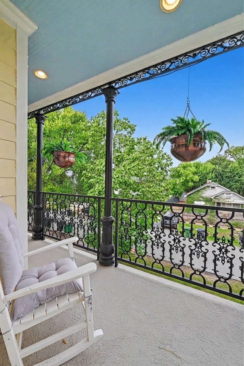 504 W 10th Street, Houston, TX 77008 2nd floor covered porch looks out over the front yard and is nice place to enjoy the northern exposure.