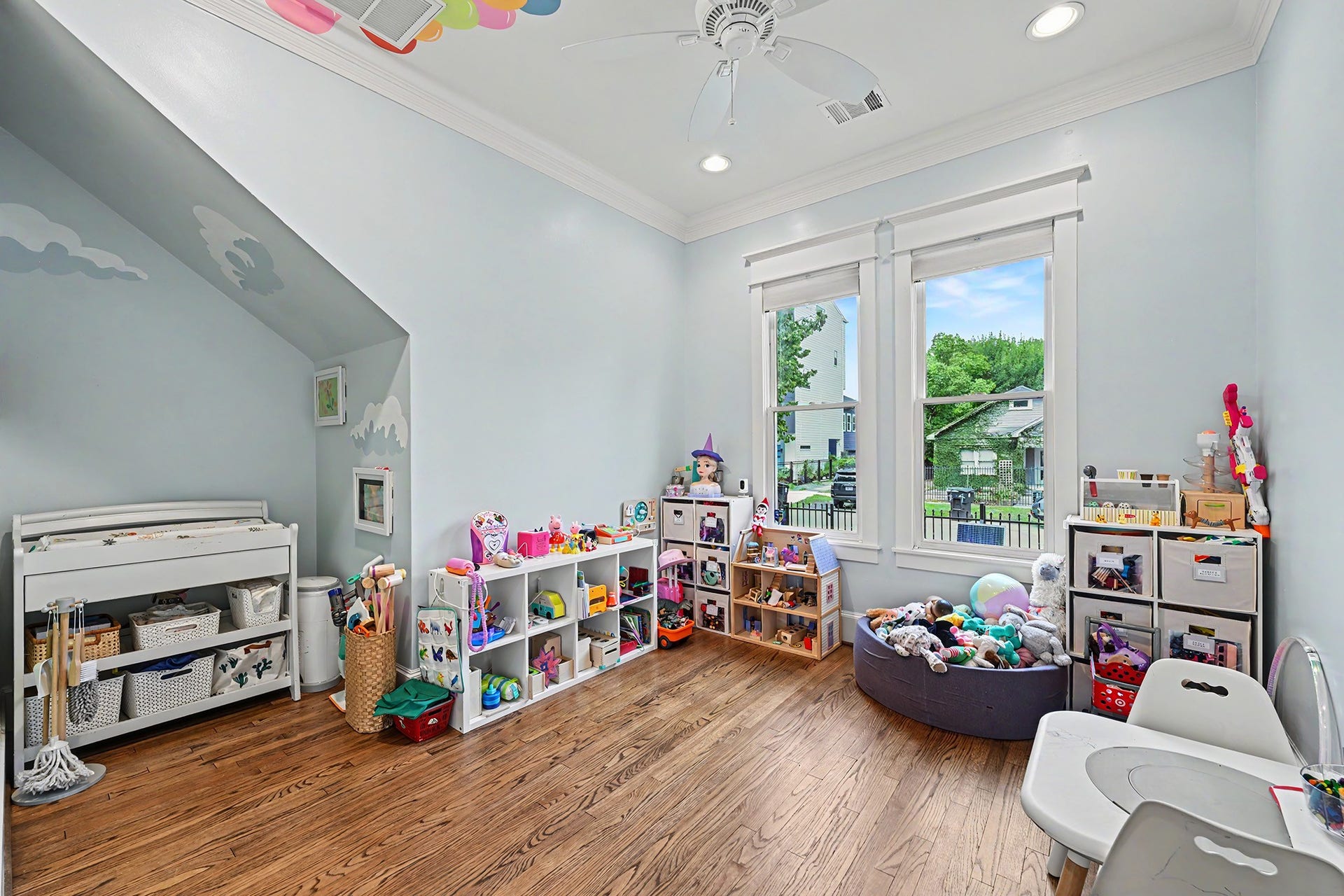 504 W 10th Street, Houston, TX 77008 Downstairs playroom/home office is off the family room to provide a versatile space for your needs.