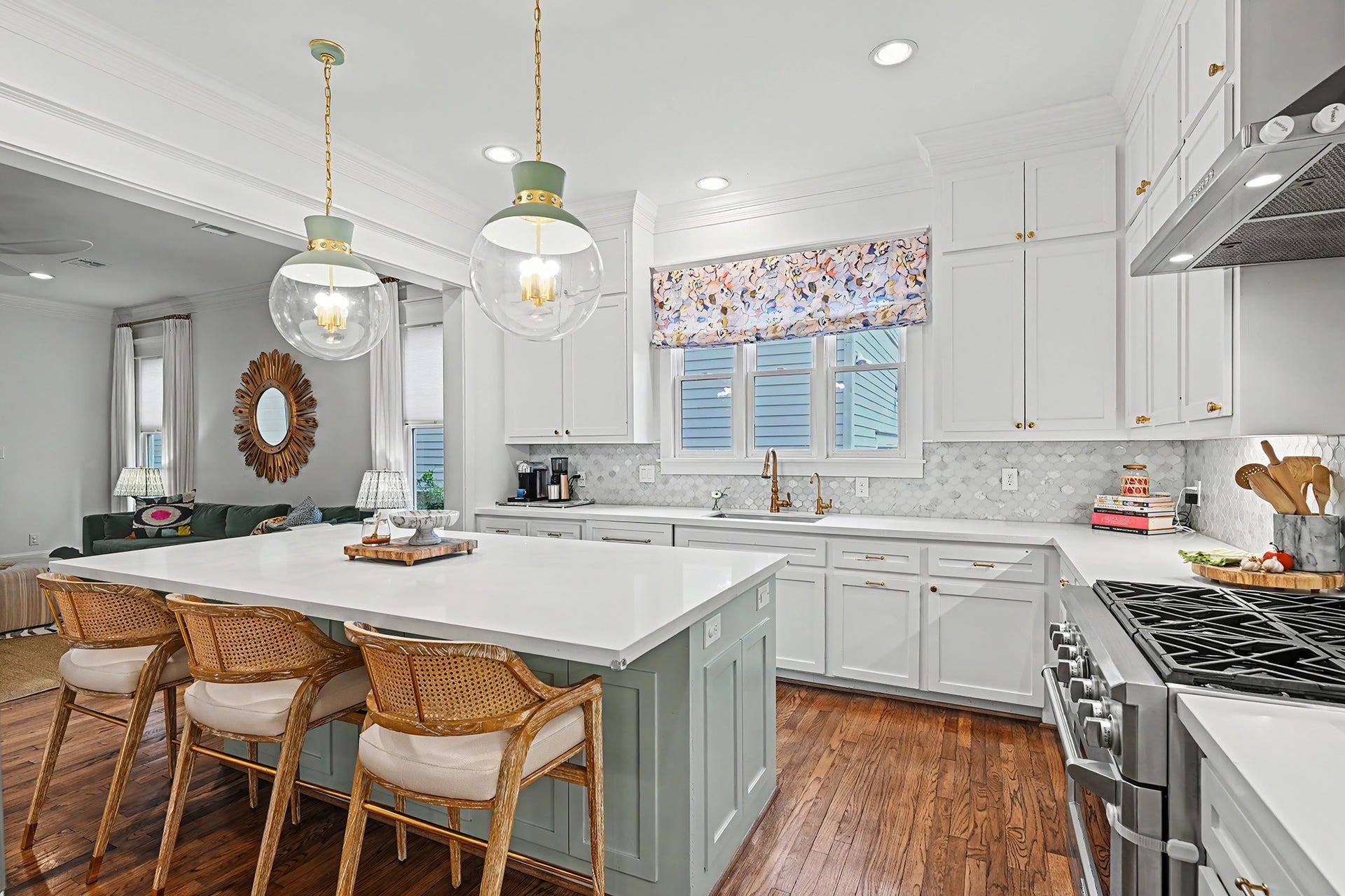 504 W 10th Street, Houston, TX 77008 The kitchen highlights include beautiful pendant lights over the island, 6 burner gas range and gorgeous tile backsplash.